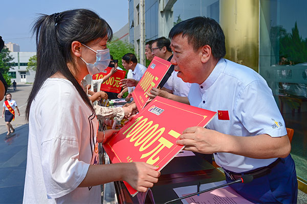 大奖国际向贫困大学生发助学金