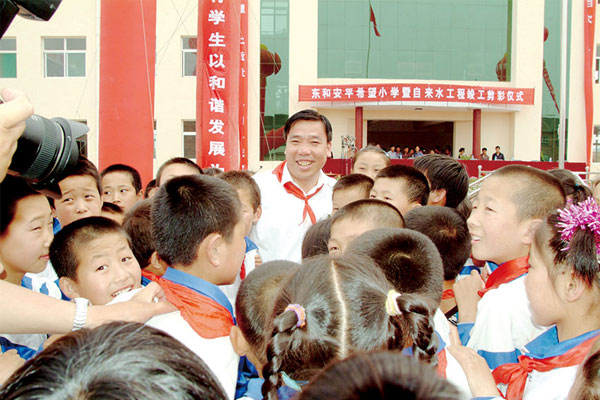 李安平与安平希望小学学生互动